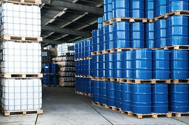 Drums and IBC tanks in a warehouse